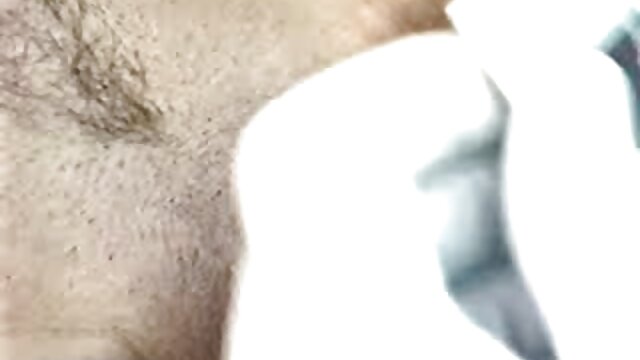 गुणवत्ता सिनेमा :  दाह्री भएको मालिक सोफामा रहेको सानो बच्चामाथि राम्ररी हावी हुन्छ मुखमैथुन वीडियो 